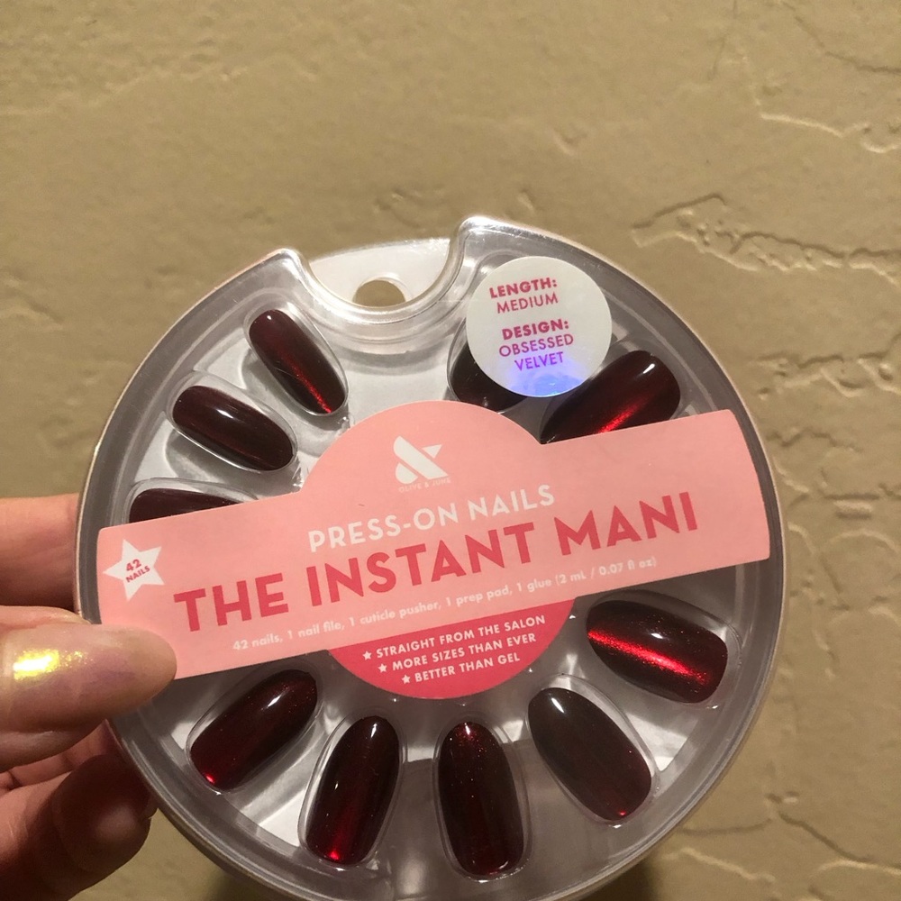 Olive and June The Instant Mani Press-On Nails in Red